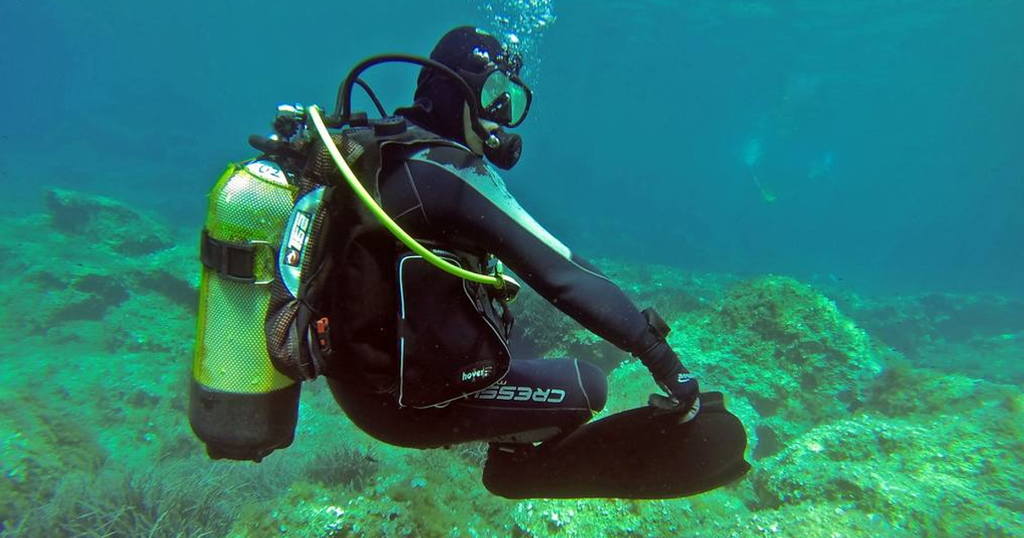 SCUBA QUIZ What is the purpose of a BCD? Dive O'Clock!